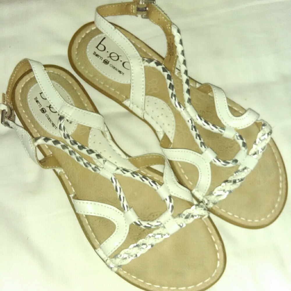 Flat sandal worn once